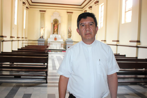 José Alfredo Velasco, párroco de la Iglesia La Santísima Trinidad José Alfredo Velasco, párroco de la Iglesia La Santísima Trinidad