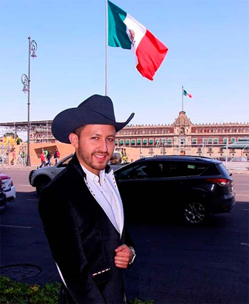 A los ocho días de lanzar el video de la canción “No logro olvidar”, Sebastián Campos estaba feliz. En YouTube superaba las 200 mil visitas y seguía en ascenso. Esa mañana, mientras degustaba un desayuno con papaya con mucho limón, huevos revueltos con queso costeño, arepas antioqueñas con mantequilla y sal marina y café tolimense sin azúcar, leía en su celular el plan que la connotada periodista Marisol Cuevas le presentaba para trabajar en esa semana con los medios mexicanos. “Puede haber cuarentena, pero no se puede dejar un minuto sin trabajar”, comenta y luego se despacha en dos sorbos un vaso de jugo de naranja. - Romerito, me dijo a través de la llamada por Skype. En esta cuarentena no he podido descansar un solo día. He concedido decenas de entrevistas a medios a través del internet, he cantado acá y allá, ofrecí unas serenatas para grupos de amigos, he contestado todos los mensajes de seguidores que mandan a través de WhatsApp, Instagram, Facebook y correos electrónicos. - ¿Y qué extraña? - Uff. Los conciertos en vivo. En internet son interesantes las presentaciones, pero hace falta la compañía de los músicos, los watios de las tarimas, pero lo más fuerte, el aplauso. Quienes cantamos, vivimos de los cantos de los seguidores, de sus llamados, pero sobre todo, del aplauso. No se puede calcular todo lo que se siente cuando se canta ante 10 o 20 mil personas. Esa gritería no tiene valor. Sebastián Campos, es un joven cantante de música romántica ranchera que ha compartido tarima con figuras como Los Tigres del Norte, Los Rayos, Lupe y Polo, Giovanny Ayala, Darío Gómez, entre otras grandes figuras de la canción. Ha realizado presentaciones en más de 40 municipios de Colombia, ha llevado sus canciones a musicales de televisión y ha realizado varias giras de promoción por el país. EN MÉXICO CON “NO LOGRO OLVIDAR” “En Colombia los medios de comunicación han encontrado en Sebastián Campos un nuevo talento, un estilo romántico, una forma de interpretar canciones con letras que llevan un mensaje”, comenta. Ahora le muestra a México “No logro olvidar”, un tema de su autoría y que relata la historia de su primer amor. Fue grabado en estudios de Bogotá y Los Ángeles. “Esta es una canción romántica, que después de presentarla en reuniones, conciertos, medios de comunicación, me pidieron que la grabara y le hiciera un video. La recepción positiva fue de inmediato”, cuenta. “Tengo una relación de años con México. Desde niño me han gustado sus canciones. En mi casa, mis abuelos y mi familia son seguidores de los grandes artistas y voces rancheras. Siempre ha estado presente en vida el sentimiento por ese país, hemos visto sus películas, hemos gozado con las historias de don Roberto Gómez Bolaños y en las reuniones nunca falta un taco o un guacamole”, recuerda. “Mi padre ha representado a más de 40 figuras mexicanas, primero como promotor y luego como empresario. Él impulsó a Luis Miguel, Vicky Carr, Timbiriche, Antonio Aguilar, Javier Solís, Miguel Aceves Mejía y luego como empresario a don Vicente Fernández, Los Rayos, Lupe y Polo, Antonio Aguilar, Juan Gabriel y desde hace 10 años a los más grandes: Los Tigres del Norte”, relata. UN VIDEO MUY INTERNACIONAL Para el rodaje del video clip trabajaron más de 25 personas y se contrató todo un hangar del aeropuerto Guaymaral, cerca de Bogotá, con aviones y automóviles de último año. Otra parte del video se grabó en uno de los restaurantes más cotizados de la Zona de Usaquén de Bogotá y unas 50 seguidoras de Sebastián lo acompañaron con su alegría y sus coros. Ayesha, además de ser la actriz del video, es también la diseñadora del vestuario que porta Sebastián. El video se presentó a través de las redes sociales en Colombia y ahora, por motivo de la pandemia y al no poder viajar, Sebastián hablará con los medios de comunicación mexicanos. El empresario Darío de León, con quien se reunió en Ciudad de México en enero, será la persona que llevará a Sebastián por los escenarios mexicanos. La tarea sigue. Ya tiene planes para nuevos videos de temas como “Me mata”, “Por qué será”, “La muerte”, “Pero ya te vas, pero ya no estás”, “Mi corazón busca”, “Vengo a gozar”, “No pongas cuidado”, “Mi amante” y “Viejo amor”. Sebastián Campos: “A los conciertos por internet les falta el calor del aplauso”