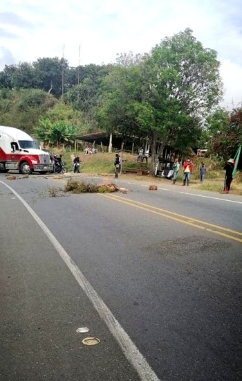 Indígenas bloquean nuevamente la vía Panamericana en el Cauca Indígenas bloquean nuevamente la vía Panamericana en el Cauca
