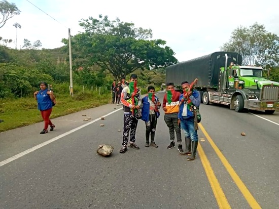 Indígenas bloquean nuevamente la vía Panamericana en el Cauca Indígenas bloquean nuevamente la vía Panamericana en el Cauca