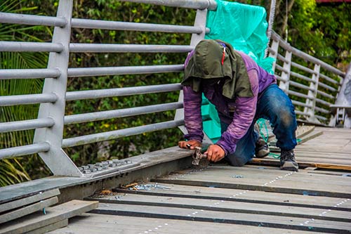 Se realiza mantenimiento a puente peatonal