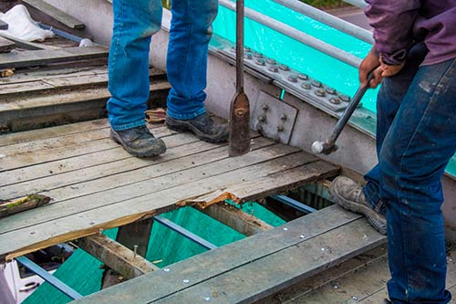 Se realiza mantenimiento a puente peatonal