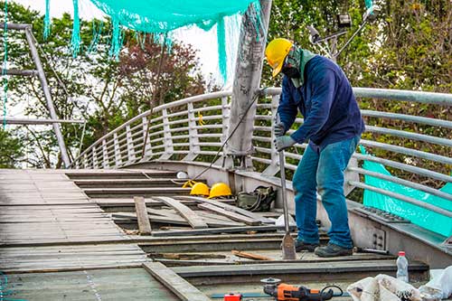 Se realiza mantenimiento a puente peatonal