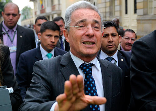 Uribe “preso”, los demócratas colombianos y la asamblea constituyente Uribe “preso”, los demócratas colombianos y la asamblea constituyente