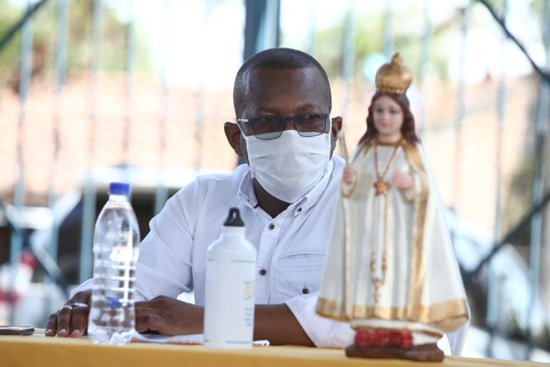 Elías Larrahondo Crabalí, gobenador del Cauca, junto a la imagen de la Niña María de Caloto. Elías Larrahondo Crabalí, gobenador del Cauca, junto a la imagen de la Niña María de Caloto.