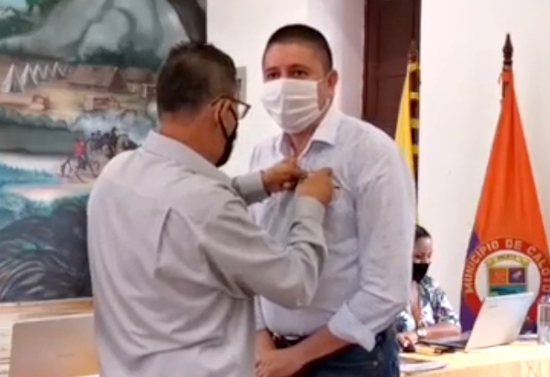 Gonzalo Ramírez le impone la bandera de Caloto a Oscar Eduin López, alcalde de Buenos Aires