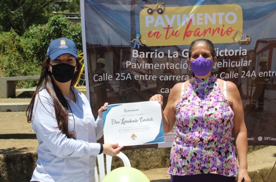 Martha Cecilia Ordóñez Ocampo, secretaria de Infraestructura del Cauca recibió un reconocimiento que le hizo el barrio La Gran Victoria de Popayán al gobernador del Cauca Elías Larrahondo Carabalí, por su diligencia y gestión para que este pavimento fuese una realidad.