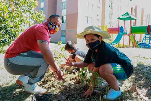 Familias del barrio Parque de Las Garzas, empoderadas en la celebración del Día Mundial del Árbol