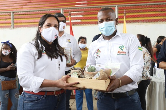 Lucy Amparo Guzmán, alcaldesa de Quilichao y el gobernador del Cauca, Elías Larrahondo.
