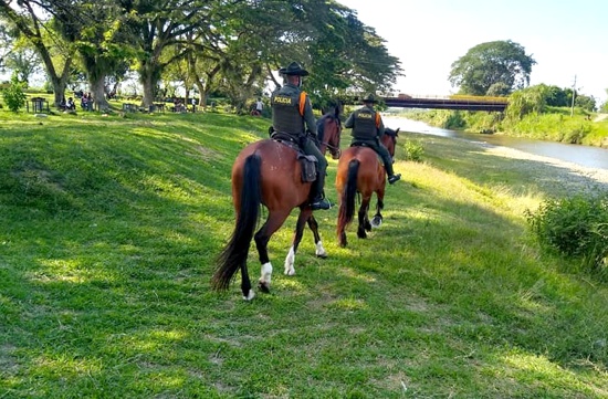 Carabineros de la Policía realizan patrullajes a orillas del río Palo, en Guachené