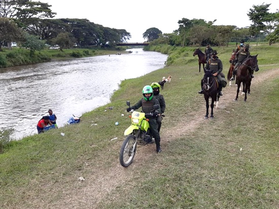 Carabineros de la Policía realizan patrullajes a orillas del río Palo, en Guachené
