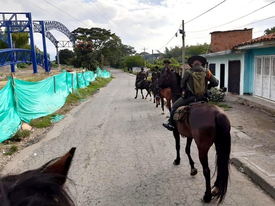 Carabineros de la Policía realizan patrullajes a orillas del río Palo, en Guachené