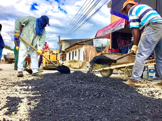 Reparcheo de vías para un “Caloto Cada Vez Mejor” Reparcheo de vías para un “Caloto Cada Vez Mejor”