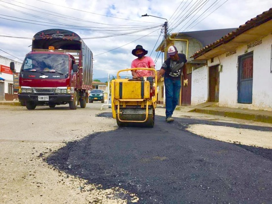 Reparcheo de vías para un “Caloto Cada Vez Mejor” Reparcheo de vías para un “Caloto Cada Vez Mejor”