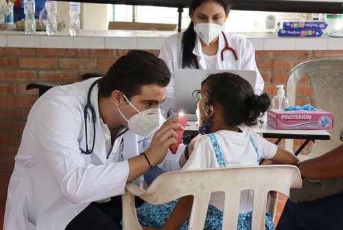 Estudiantes de Medicina brindan atención en salud a comunidad en Pance