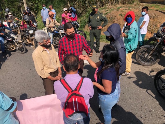 Familiares de víctimas de masacre de El Nilo bloquean Panamericana Familiares de víctimas de masacre de El Nilo bloquean Panamericana