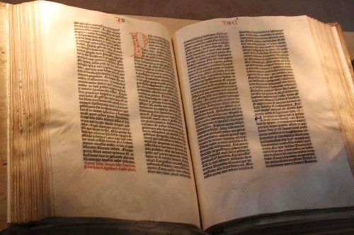 566 años de la primera Biblia - La Biblia de Gutemberg 566 años de la primera Biblia - La Biblia de Gutemberg