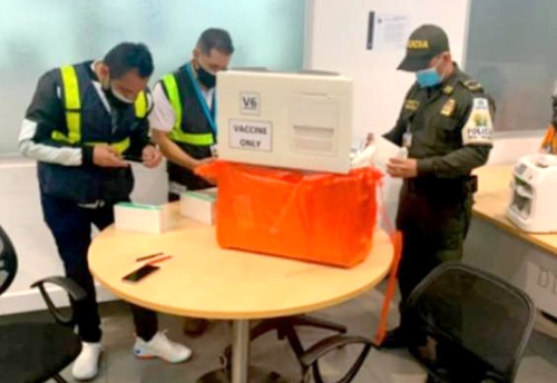 Capturan a chinos con vacunas falsas en el Aeropuerto El Dorado