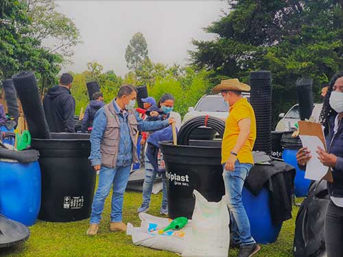 Mujeres rurales beneficiadas con insumos para fortalecer huertas caseras 