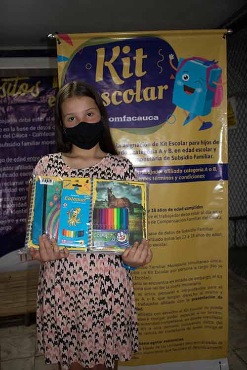 Comfacauca continúa con la entrega de kits escolares