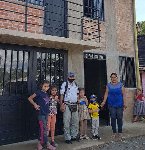 Egresados de Ingeniería Civil entregan casa a familia afectada por incendio Egresados de Ingeniería Civil entregan casa a familia afectada por incendio