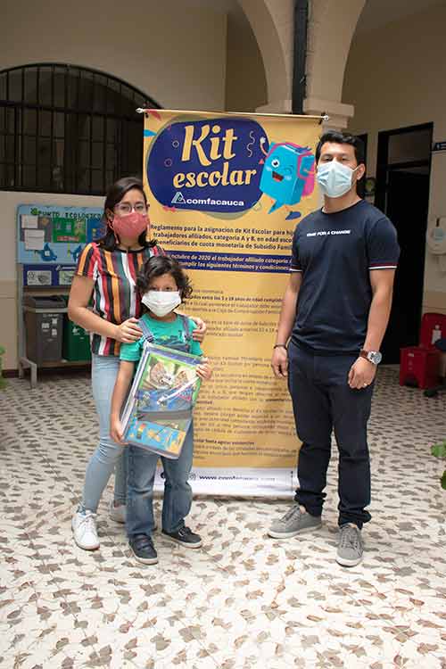 Comfacauca continúa con la entrega de kits escolares