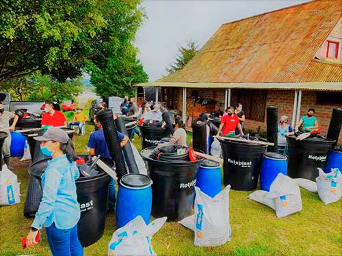 Mujeres rurales beneficiadas con insumos para fortalecer huertas caseras 