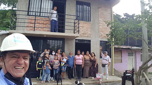 Egresados de Ingeniería Civil entregan casa a familia afectada por incendio Egresados de Ingeniería Civil entregan casa a familia afectada por incendio