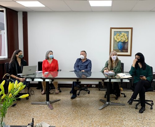 Aumentan las dosis para vacunar a adultos mayores de 70 años