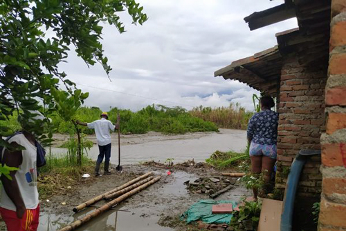 Padillenses en riesgo por socavamiento del río La Paila
