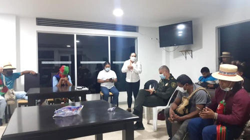 Se concertan soluciones tras altercado entre policías e indígenas Se concertan soluciones tras altercado entre policías e indígenas