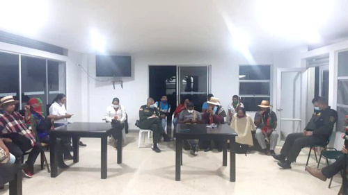Se concertan soluciones tras altercado entre policías e indígenas Se concertan soluciones tras altercado entre policías e indígenas