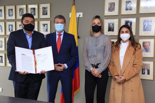 Alcalde de Miranda firmó Piso de Protección Social con MinTrabajo para beneficiar a campesinos paneleros Alcalde de Miranda firmó Piso de Protección Social con MinTrabajo para beneficiar a campesinos paneleros