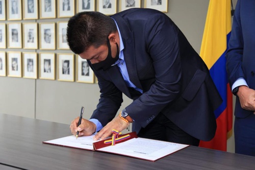 Alcalde de Miranda firmó Piso de Protección Social con MinTrabajo para beneficiar a campesinos paneleros Alcalde de Miranda firmó Piso de Protección Social con MinTrabajo para beneficiar a campesinos paneleros