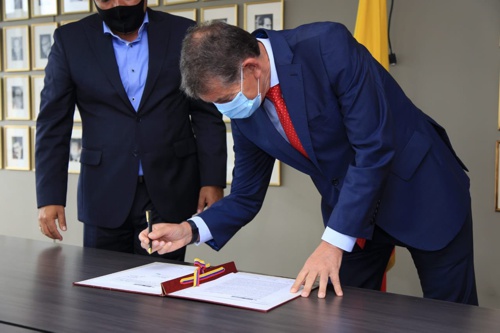 Alcalde de Miranda firmó Piso de Protección Social con MinTrabajo para beneficiar a campesinos paneleros Alcalde de Miranda firmó Piso de Protección Social con MinTrabajo para beneficiar a campesinos paneleros