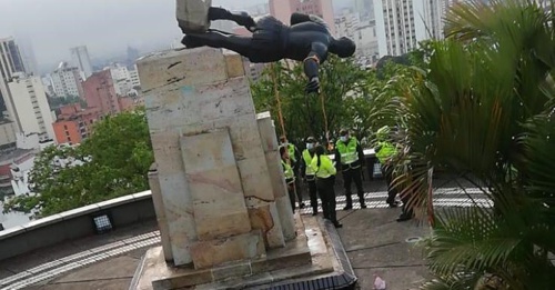 Derriban estatua de Belalcázar en Cali