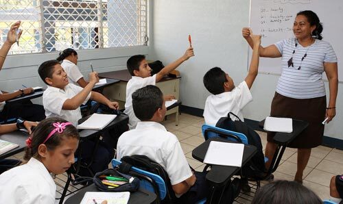 Docentes mayores de 65 años ya pueden vacunarse en los megacentros