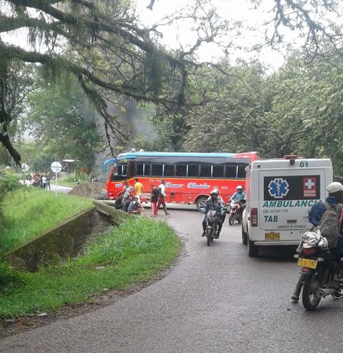 Hostigan al Ejército en la vía Caloto - Corinto Hostigan al Ejército en la vía Caloto - Corinto