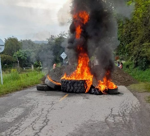 Hostigan al Ejército en la vía Caloto - Corinto Hostigan al Ejército en la vía Caloto - Corinto