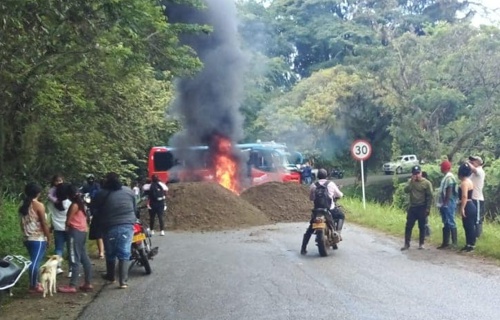 Hostigan al Ejército en la vía Caloto - Corinto Hostigan al Ejército en la vía Caloto - Corinto