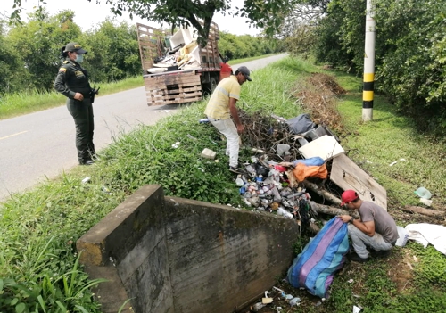 Les imponen comparendo y a recoger la basura en Santander de Quilichao