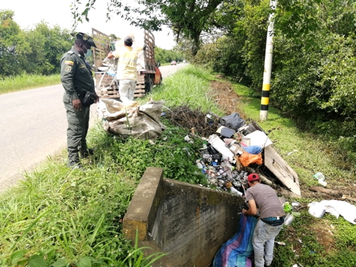 Les imponen comparendo y a recoger la basura.