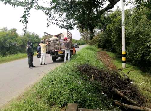 Les imponen comparendo y a recoger la basura.