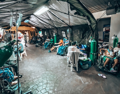 Pacientes de Manila reciben atención covid al aire libre