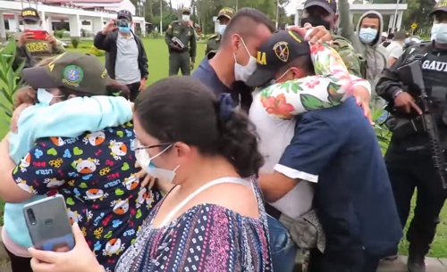 Rescatan a veterinarios que fueron secuestrados en Timbío Rescatan a veterinarios que fueron secuestrados en Timbío
