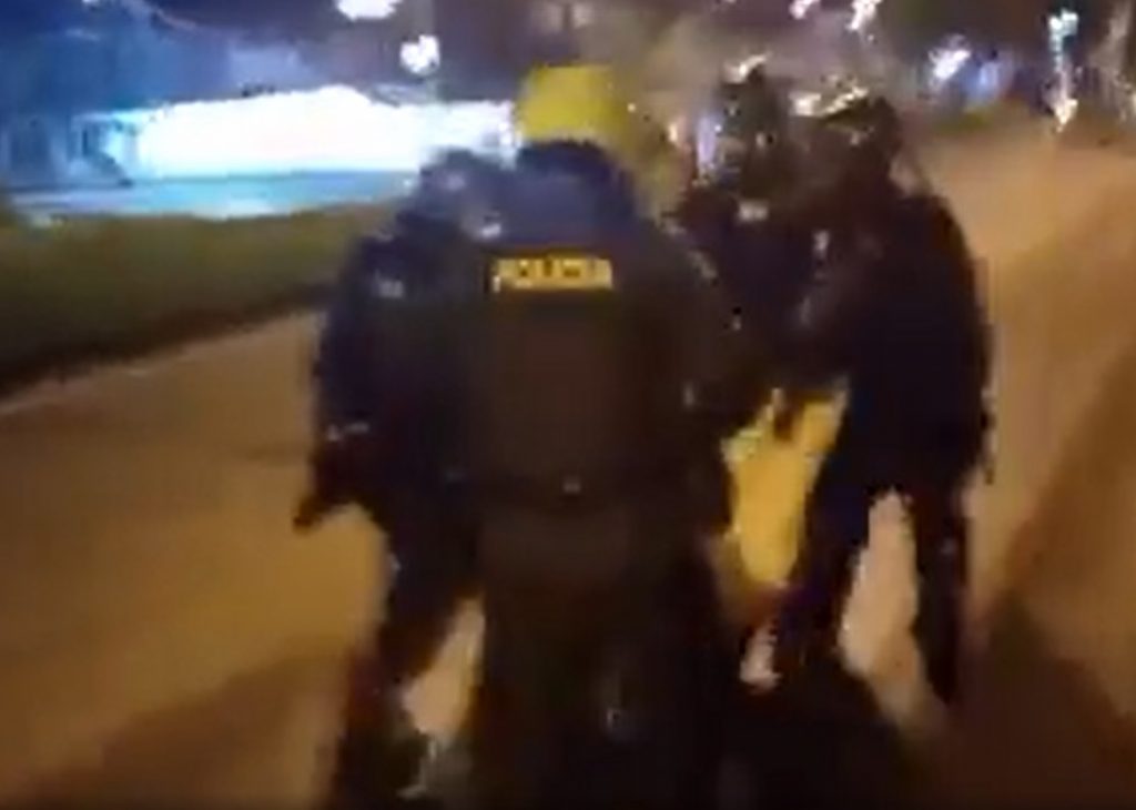 Parlamentarios de EEUU y Reino Unido piden suspender asistencia a Policía de Colombia. Parlamentarios de EEUU y Reino Unido piden suspender asistencia a Policía de Colombia.