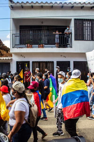 Santander de Quilichao protesta pacíficamente a pesar de la presión policial