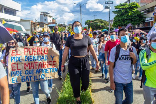 Santander de Quilichao protesta pacíficamente a pesar de la presión policial