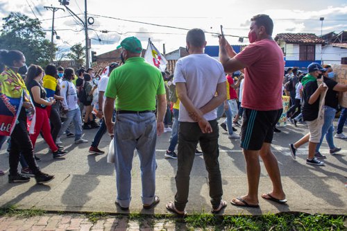 Santander de Quilichao protesta pacíficamente a pesar de la presión policial