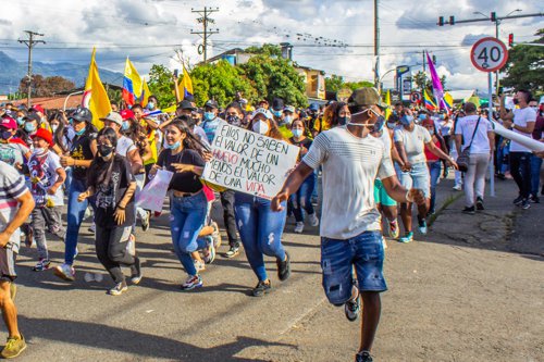 Santander de Quilichao protesta pacíficamente a pesar de la presión policial